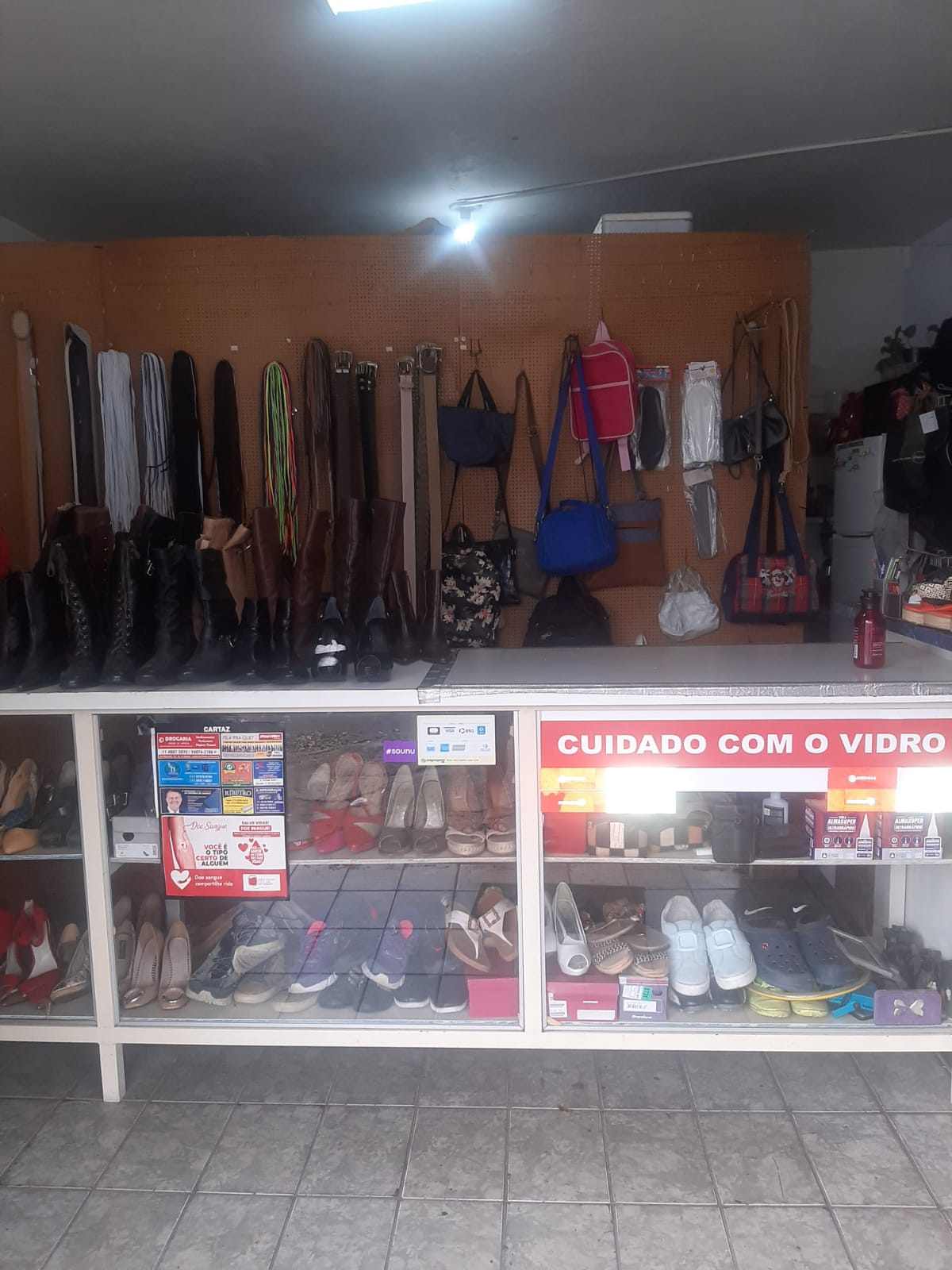 Visão de frente da sapataria